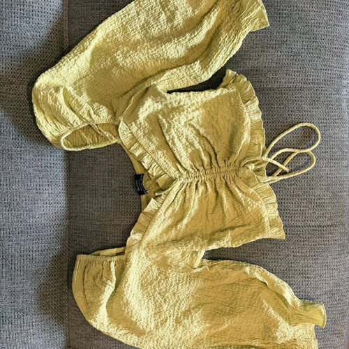 Bershka light green top with puff sleeves and zipper, new size M