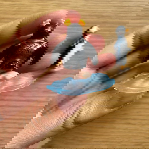 Фигурки Kinder Surprise използвани, Happy Feet 2 или Surfs Up, комплект от 2