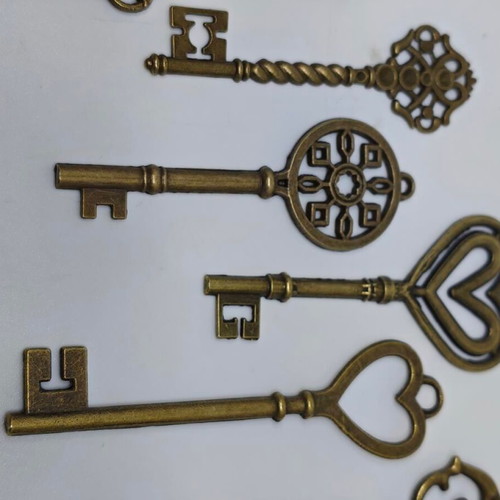 Vintage decorative keys set like new, copper
