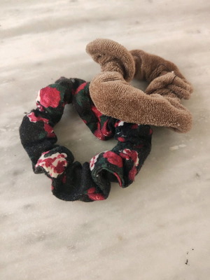 Λάστιχα μαλλιών βελούδινα scrunchie μεταχειρισμένα, μαύρο και μπεζ