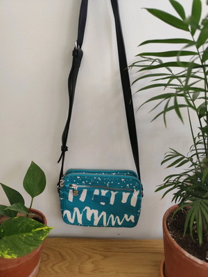 Τσαντάκι Desigual crossbody σε άριστη κατάσταση, λευκό-μπλε