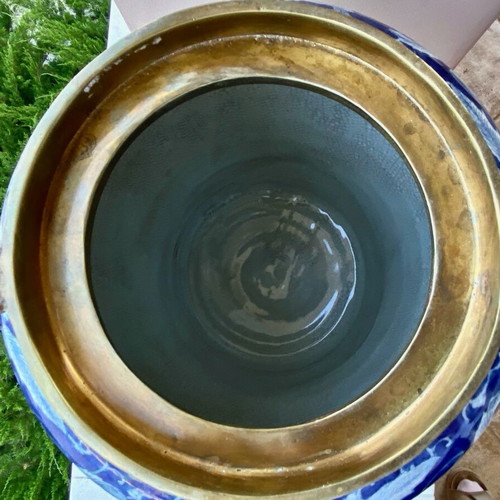 Chinese ceramic vase like new with bronze neck and lid