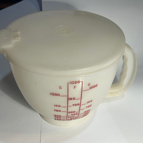 Tupperware large 2L measuring jug with lid like new