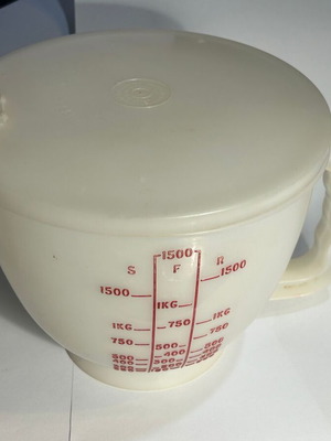 Tupperware large 2L measuring jug with lid like new