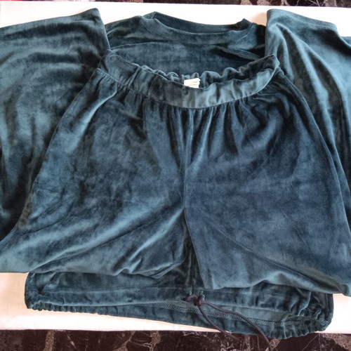 Velour sleepwear set small-medium like new, cypress color