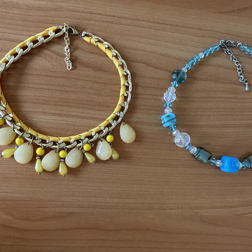 Necklace set like new, 2 bright summer colors