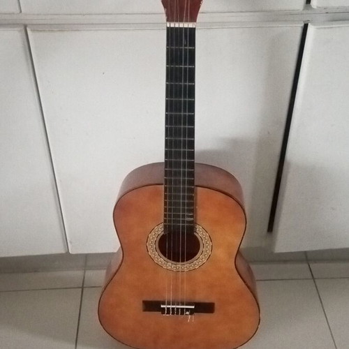 Classical guitar 3/4 used with footrest and minor wear