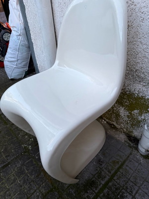 Λευκή Design Πλαστική Καρέκλα καινούργια με μικρό σπάσιμο