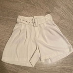 Stradivarius Shorts με ζώνη σαν καινούργια, άσπρα, μέγεθος S