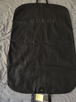 Gucci θήκη ταξιδιού για ρούχα σε μαύρο, 110 x 73 εκ.
