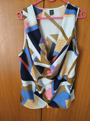 Draped blouse multicolor Shein like new, sleeveless with side slits