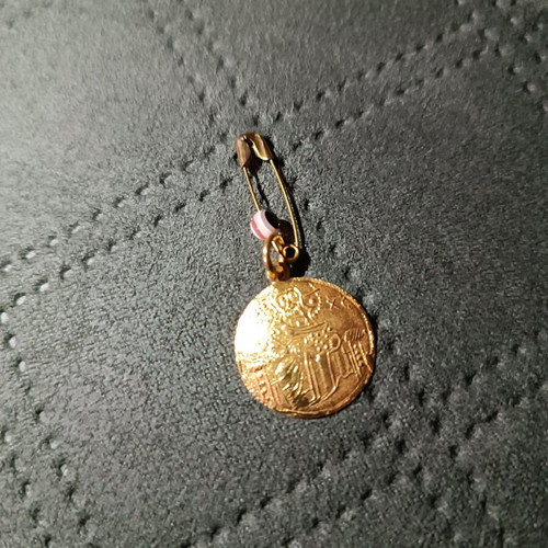 Gold Konstantinato pendant 14k like new