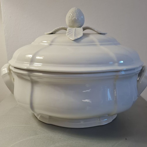 Villeroy & Boch Soup Tureen like new, off-white porcelain, oval