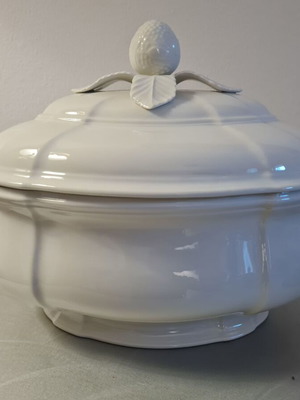 Villeroy & Boch Soup Tureen like new, off-white porcelain, oval