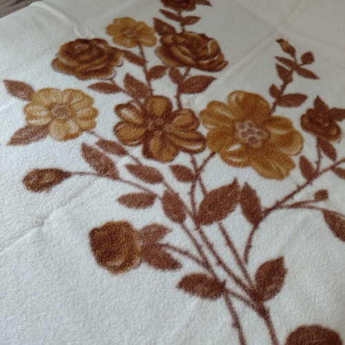 Blanket for double bed like new, beige with floral design