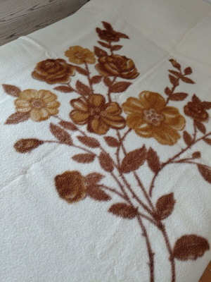 Blanket for double bed like new, beige with floral design