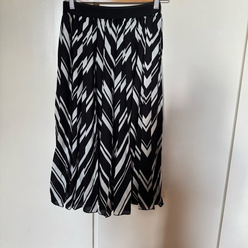 Black and white pleated midi skirt Buffalo small new with elastic waist