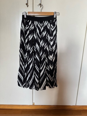 Black and white pleated midi skirt Buffalo small new with elastic waist