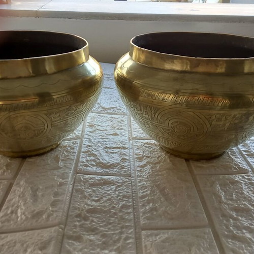 Brass planters set of 2 like new, large solid decorative pots