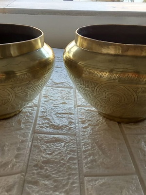 Brass planters set of 2 like new, large solid decorative pots