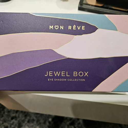 Mon Reve eyeshadow palette new with 11 shades