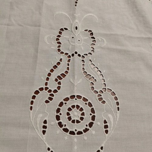 Cutwork curtain 140x120 like new