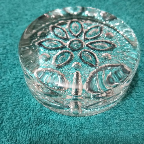 Glass paperweight with daisy, new