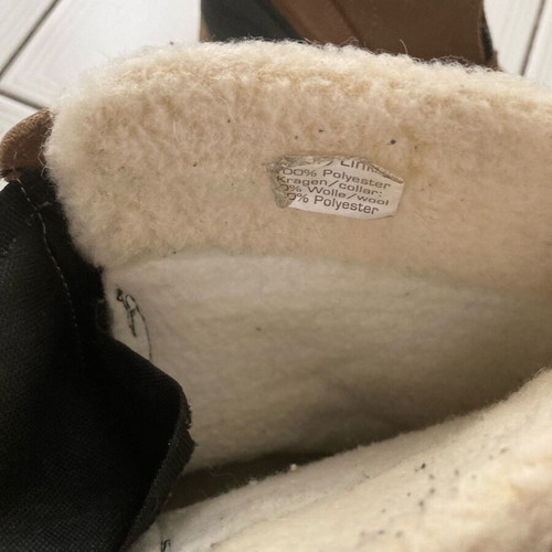 Boots for tough conditions with removable fur lining and reinforcement