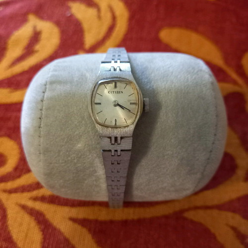 4 WATCHES FOR WOMEN.AUTHENTIC VINTAGE COLLECTIBLE OPPORTUNITIES!