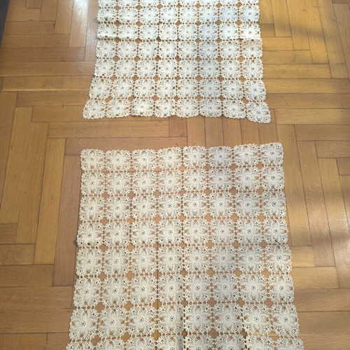 Handmade knitted set in excellent condition, 2 embroidered doilies 65x65