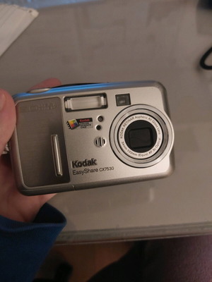 Kodak EasyShare CX7530 5.0MP digital camera used, broken