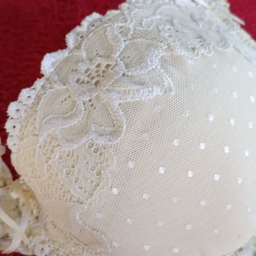Venus Victoria Gemini Padded Balcony Bra like new, ivory