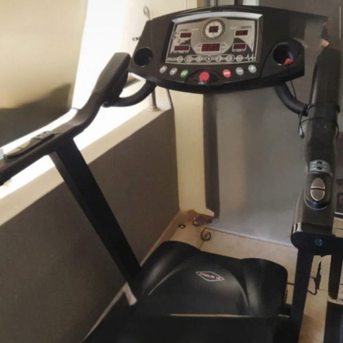 Treadmill used, multifunctional with electric incline and LCD screen