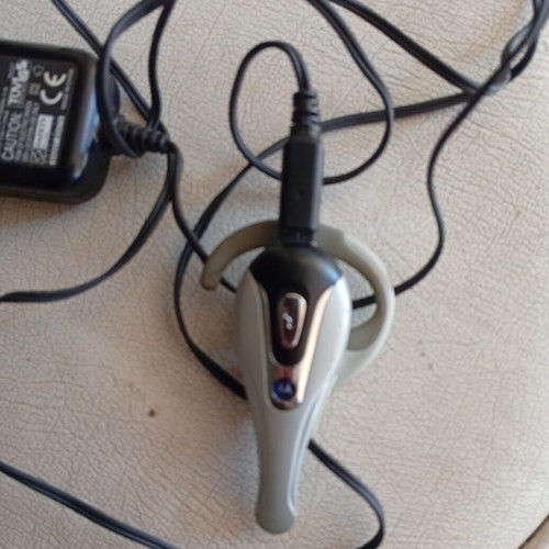 Motorola HS801 Bluetooth Wireless Headset like new with original charger