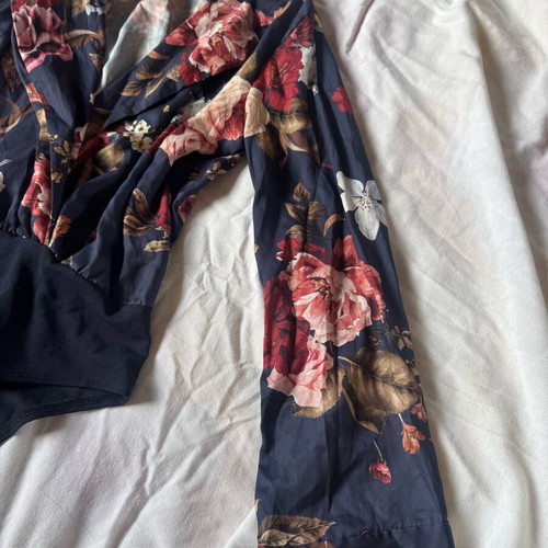 Floral bodysuit blue like new, size S