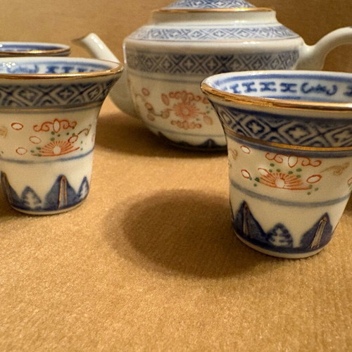 Chinese porcelain miniature teapot with 4 small cups like new