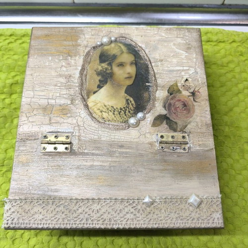 Handmade jewelry box like new, beige