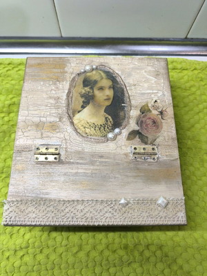 Handmade jewelry box like new, beige