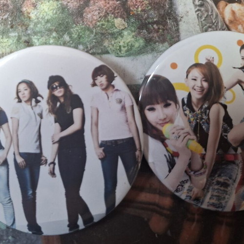 Kpop badges like new, set of 2 2NE1