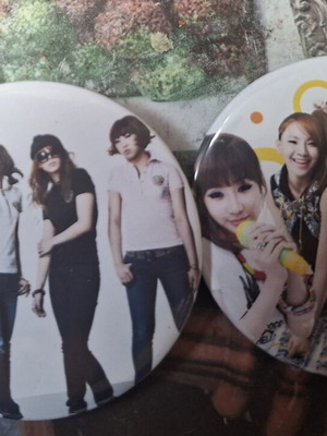 Kpop badges like new, set of 2 2NE1