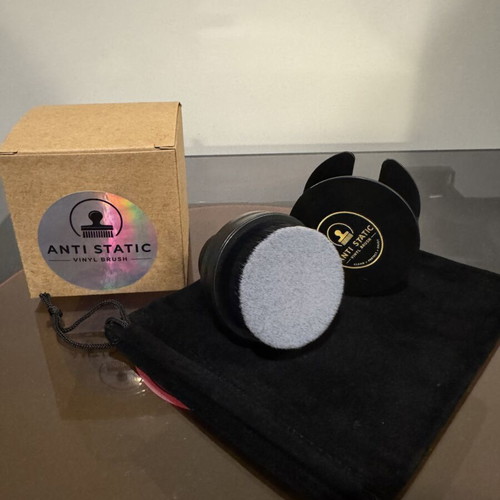 Antistatic vinyl brush like new, two-tone with case