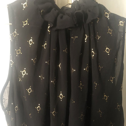 Black sleeveless blouse with gold motifs like new