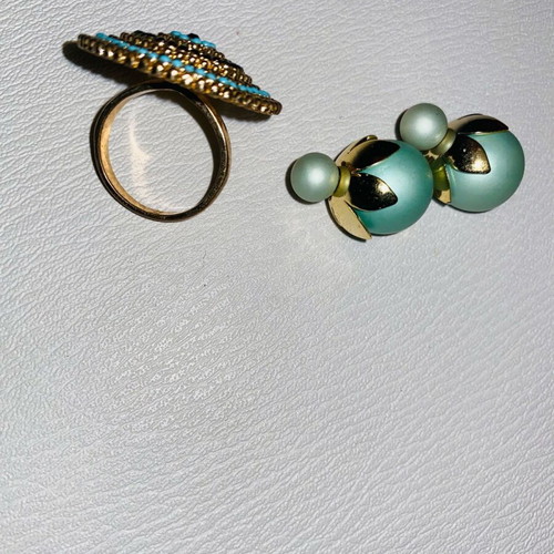 Earring and ring set like new, black and gold