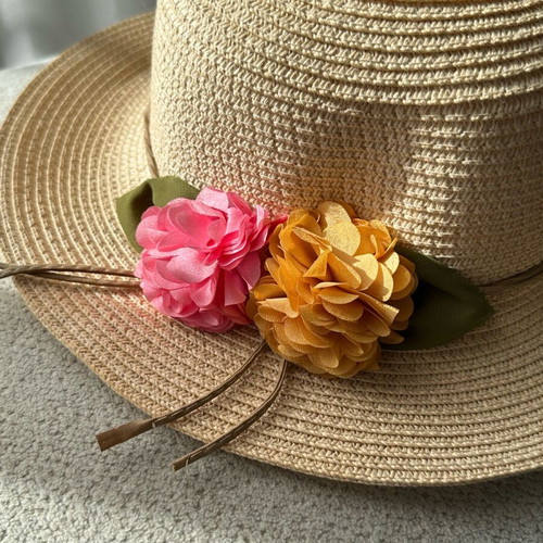 Hat with flowers like new