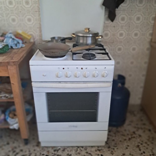 Kitchen stove with 2 gas and 2 electric burners