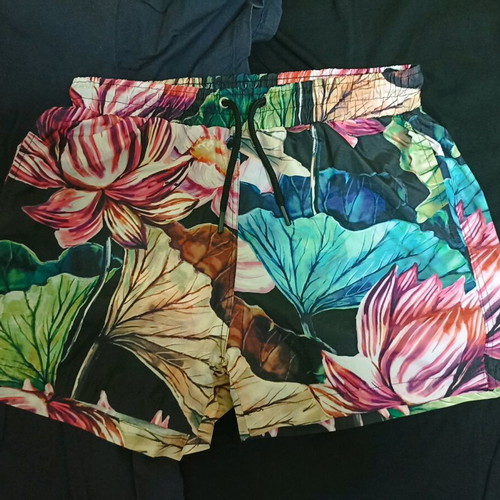 Men's swimwear like new with floral design, sizes M and L, multicolor
