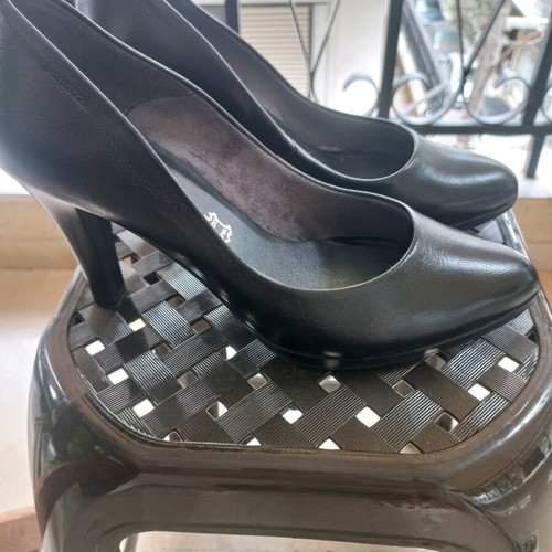 Ragazza leather pumps size 39 like new, black
