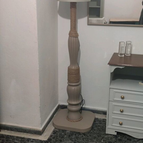 Αντικε φωτιστικό μεταχειρισμένο από μασίφ ξύλο ύψους 1,70 μ.