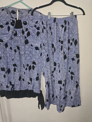 Women's clothing set like new with pattern