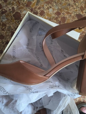 Brown sandals with chunky heel and strap, size 39